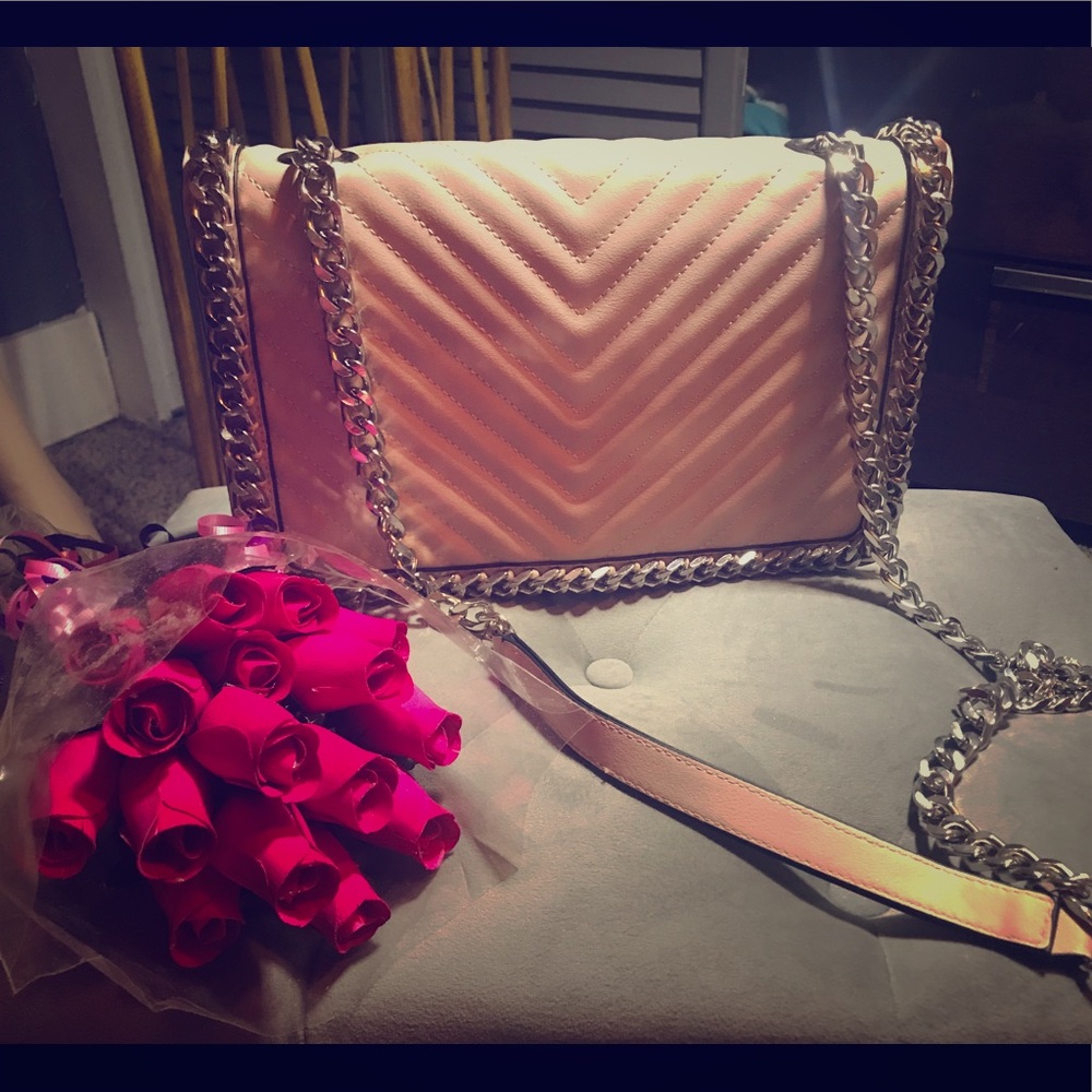 🎉 SOLD 🎉 Little pink elegant bad from Aldo